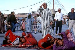 Image du Maroc Professionnelle de  Les acrobates, connus sous le nom d'Oulad Sidi Ahmad Ou Moussa, sont les héritiers traditionnel de l'école du Cheikh de Tazeroualet, fief de la famille maraboutique du Saint patron Sidi Ahmad ou Moussa, véritable société d'artistes de rue marocain, qui s'exerçaient à La fameuse place Jemaa El Fana de Marrakech, la ville touristique du Maroc, Jeudi 19 Mai 1988. (Photo / Abdeljalil Bounhar) 